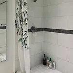 Entire Luxury Midtown With Pool, Gym, And Sauna Apartment