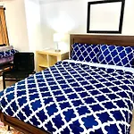 Private 2 Bedroom Apt With Private Backyard In Lic !!!