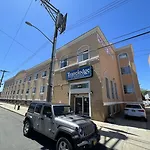 Travelodge By Wyndham Queens