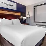Avion Near Lga Airport, An Ascend Collection New York
