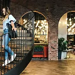 Arlo Williamsburg 5*