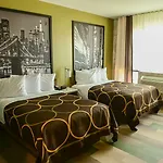 Super 8 By Wyndham Bronx Near Botanical Garden New York