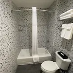 Super 8 By Wyndham Bronx Near Botanical Garden New York