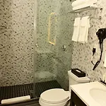 Super 8 By Wyndham Bronx Near Botanical Garden