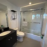 Regal & Laguardia Hotel 3*