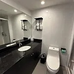 Regal & Laguardia Hotel