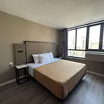 Regal & Laguardia Hotel