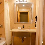 Hotel Elmhurst 3*