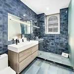 Hotel Landmarked Nyc Townhome - Sleeps 10 -group-friendly