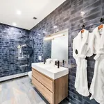 Landmarked Nyc Townhome - Sleeps 10 -group-friendly Hotel *