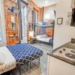 Metropolitan Manhattan Apartment *