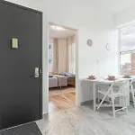 Comfy 2B Near Lga & Subway With Washer & Dryer