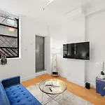 Beautifully Renovated Studio In Prime Manhattan
