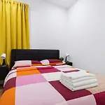 2 Bedroom Modern Unit In Manhattan Apartment *