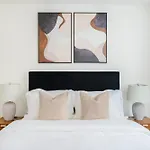 43-4d Newly Furnished 2br Full Service 24h Doorman Laundry Gym Apartment *