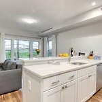 Beauty On The Reservoir Luxury New-Build 2Br W King Bed, Designer Finishes Ultra-Fast Wifi And Ac