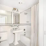 43-4d Newly Furnished 2br Full Service 24h Doorman Laundry Gym Apartment *