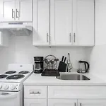 Apartment Cozy Units In Prime Location *