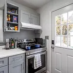 Entire 3Bdr Home W/Parking, Backyard, Firepit, Bbq