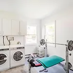 Entire 3bdr W/parking, Backyard, Firepit, Bbq