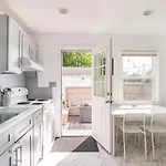Villa Entire 3bdr W/parking, Backyard, Firepit, Bbq New York