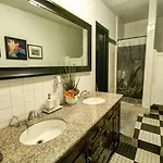 Chelsea Art Hostel *