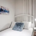 3 Bedrooms 1 Bathroom By Times Square
