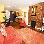 New York Apartment Sleeps 6 Wifi
