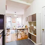 Authentic Lower East Side Flat, Sleeps 5 :) Near Train, Shops, Restaurants, Trader Joes!