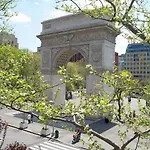 Authentic Lower East Side Flat, Sleeps 5 :) Near Train, Shops, Restaurants, Trader Joes!