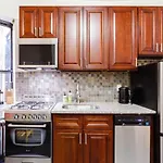 Authentic Lower East Side Flat, Sleeps 5 :) Near Train, Shops, Restaurants, Trader Joes!
