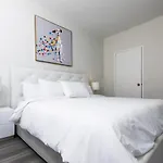 2 Beds 2 Baths In Midtown West