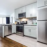 New Spacious 5Bd/2Ba Duplex W/ Patio 5 Mins To Nyc