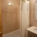 Elmhurst Hotel 3*