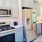 Spacious Yellow Room In Brooklyn