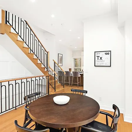 Luxurious 5 Bedroom Townhouse Holiday home *