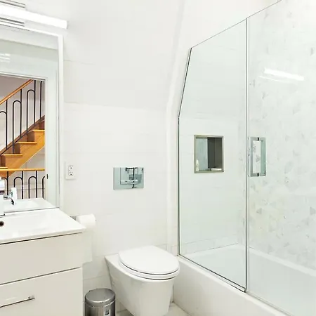 Luxurious 5 Bedroom Townhouse