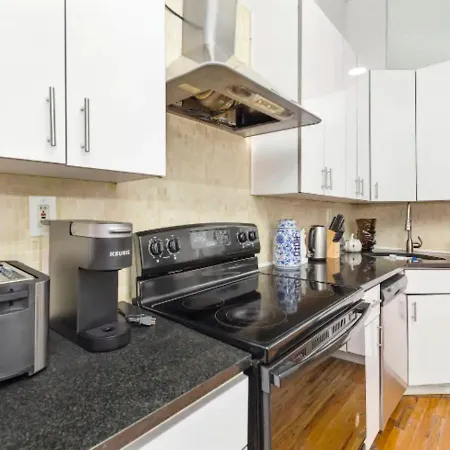 Spacious 3br 2ba In Soho Apartment *