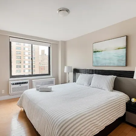 Luxury 3 Beds By Central Park Apartment