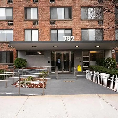 Luxury 3 Beds By Central Park Apartment