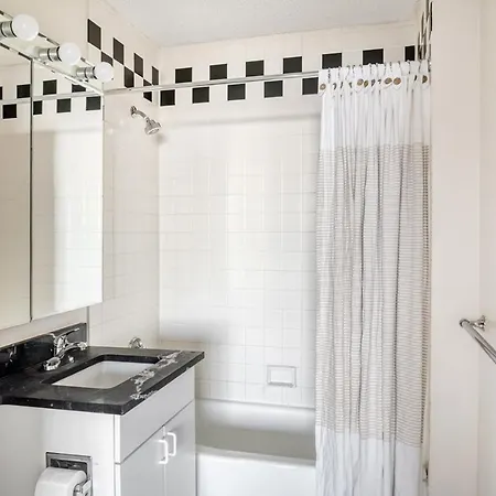 Ues 2br W Elevator Doorman Gym Nr Park Nyc-1072 New York