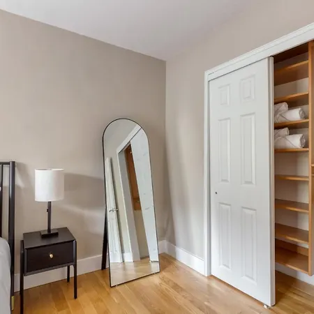 Uws 2br W Doorman Nr 123 Subway Nyc-812 Apartment