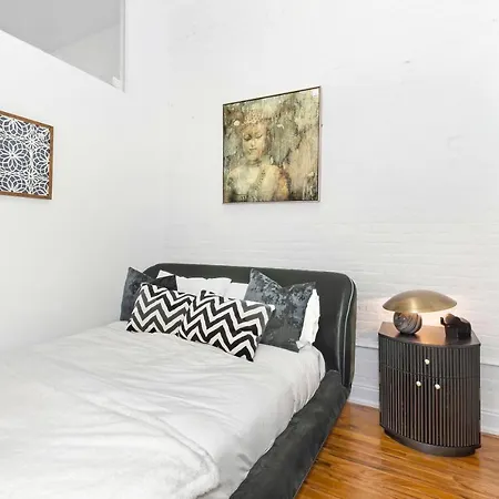 Luxurious 3 Bedroom Soho Apartment *
