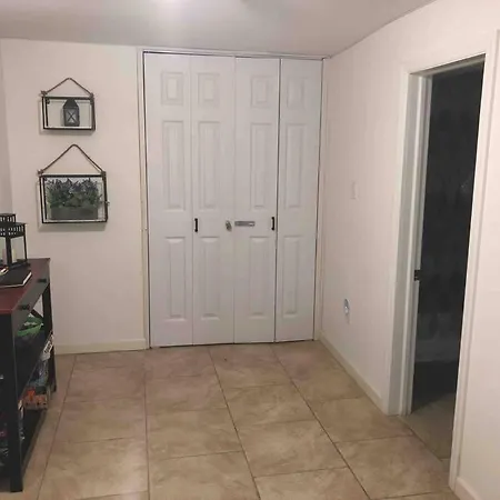 Apartment Barnes Ave *