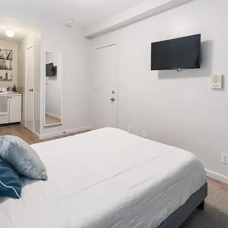 Central 2br - Walking Distance To Times Square Apartment *