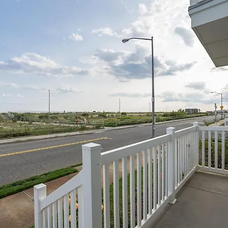 Stunning Beachfront Queens Getaway Townhouse Holiday home *