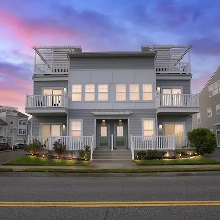 Stunning Beachfront Queens Getaway Townhouse *