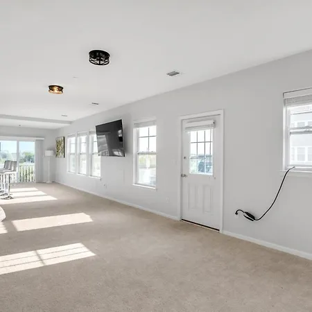 Stunning Beachfront Queens Getaway Townhouse Holiday home *