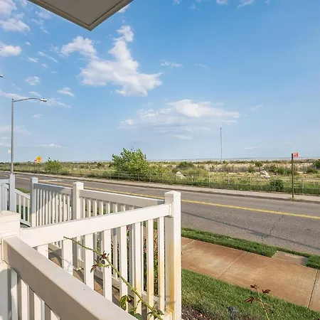 Stunning Beachfront Queens Getaway Townhouse Holiday home New York