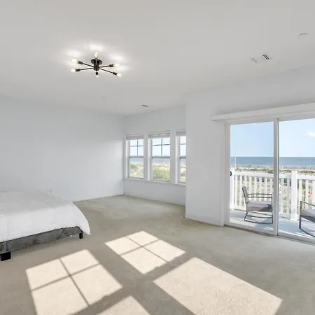 Stunning Beachfront Queens Getaway Townhouse * New York